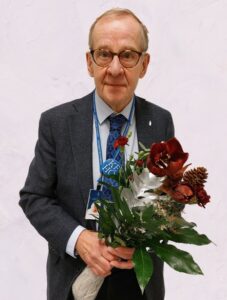 Jukka-Pekka Mecklin kukkakimppu kädessä.